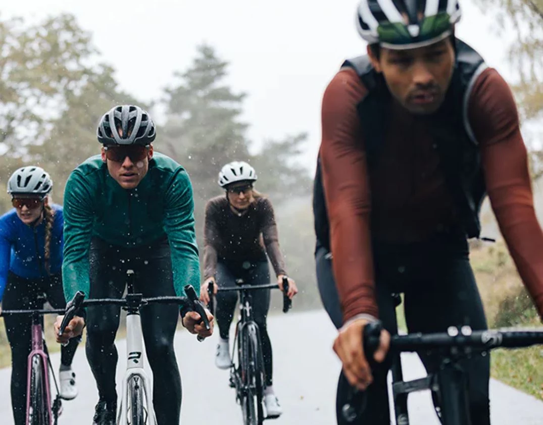 Odzież rowerowa na każdą pogodę - jak się ubrać, gdy robi się zimno?